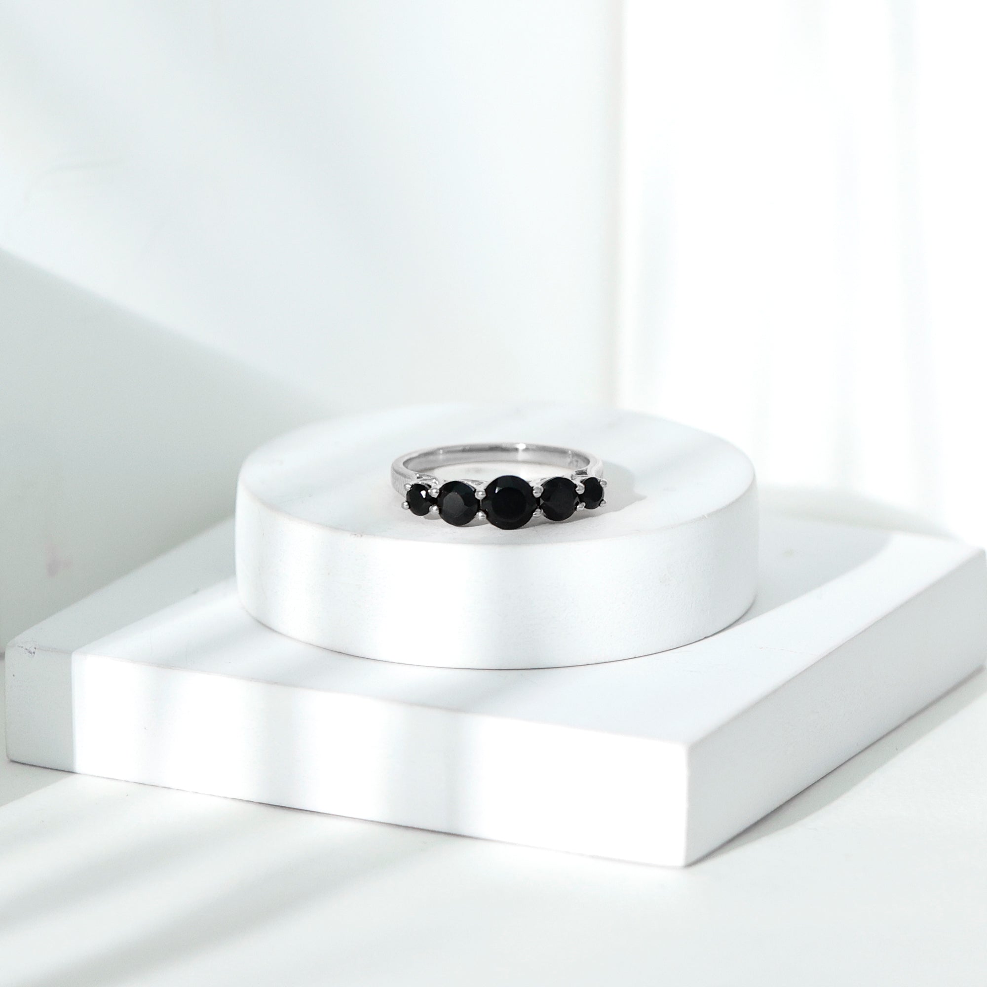 Trellis Set Black Onyx 5 Stone Ring in Graduated Style